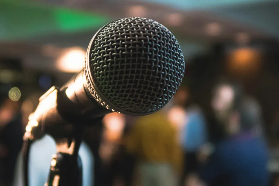 personas cantando en karaoke barcelona